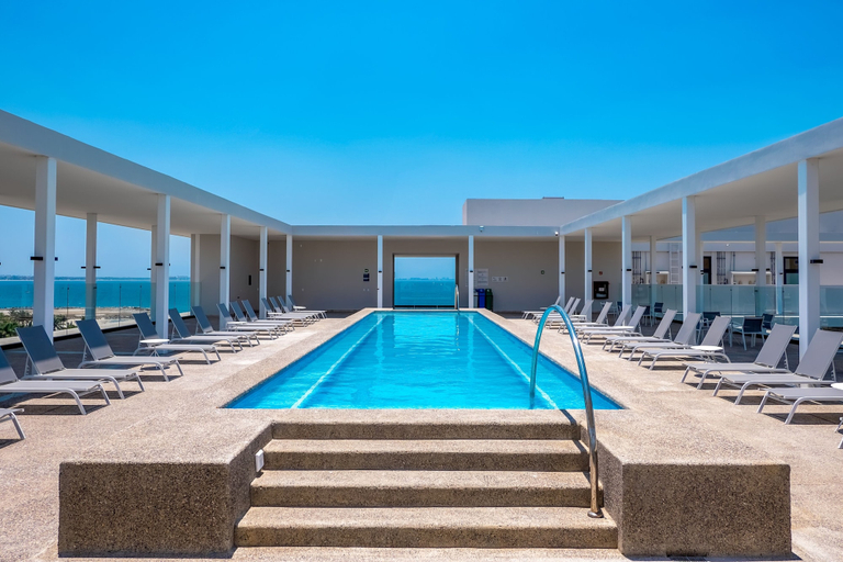 Pool 4, Oceanfront Gem With Bay View Terrace & Direct Sea Access, Compostela