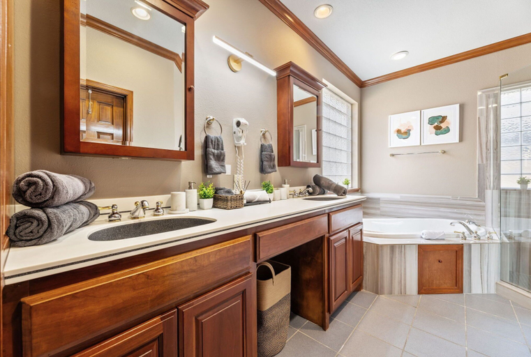 Interior 4, Golf-side Luxe Escape Sleeps 13 Hot Tub & Theater, Jefferson