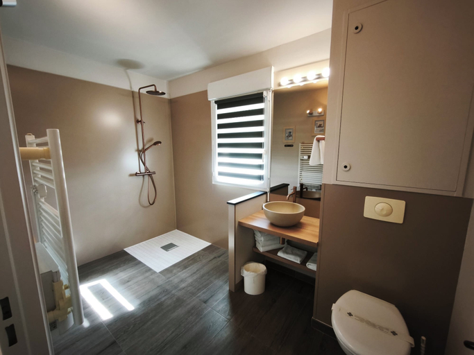 Bathroom 5, Hôtel Kyriad Brive La Gaillarde Ouest, Corrèze