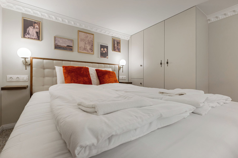 Room 5, Three Studios Collection, Budapesti
