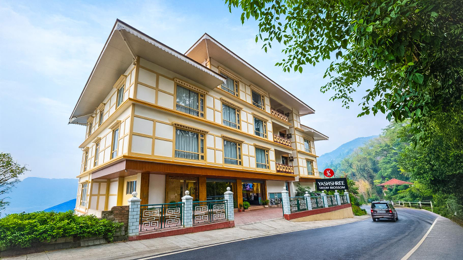 Exterior & Views