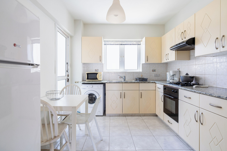 Private kitchen 2, Sweet Retreat 2-BR Apt. in Mackenzie, Larnaca