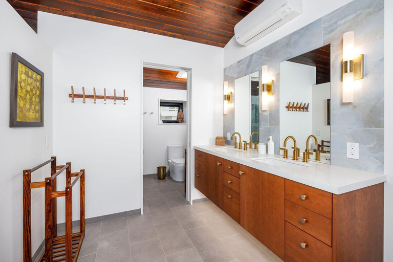 Bathroom 5, Hale Kale, Hawaii