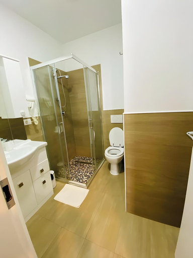 Bathroom 4, Freedom Traveller Hostel, Rome