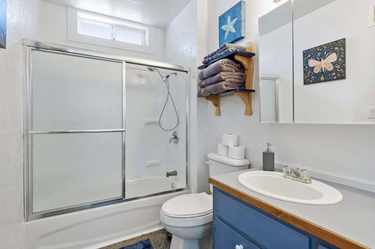 Bathroom, White Lotus - Minutes To Downtown 2 Bedroom Home, Lane