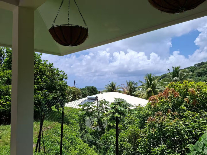 Property grounds, Bungalow Miti Uturoa