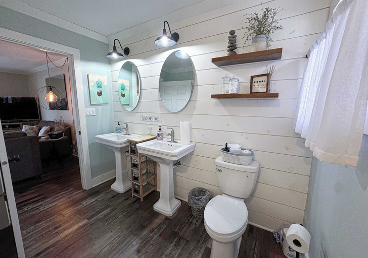 Bathroom 3, Iggy & Al's Treehouse: Northwoods Getaway, Oneida