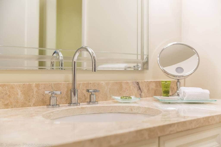 Interior 2, Luxury Four Seasons Condo Free Valet & Gym, Miami-Dade