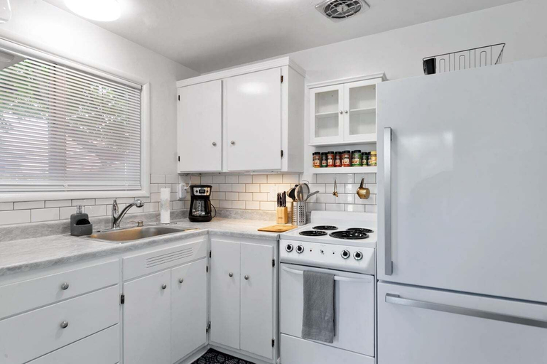Private kitchen, Snug Spot 68 - Close To Downtown & Autzen 1 Bedroom Studio, Lane