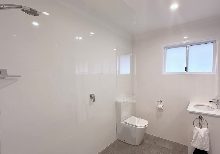 Bathroom 4, Hotel Kingsley, Hamilton