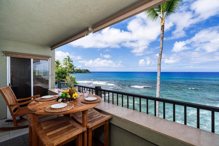 Outdoor dining 3, Banyan Tree 301: Oceanfront 2/2 Remodeled With AC, Hawaii