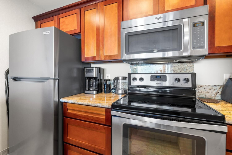 Private kitchen 4, Banyan Tree 301: Oceanfront 2/2 Remodeled With AC, Hawaii