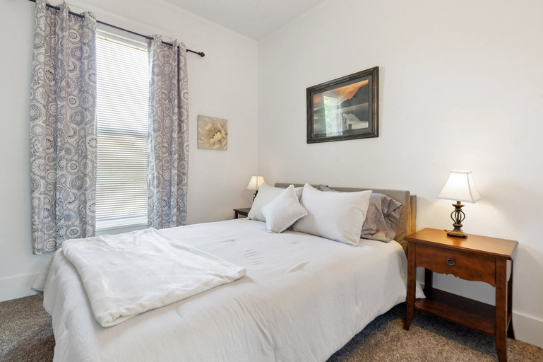 Room 4, White Lotus - Minutes To Downtown 2 Bedroom Home, Lane