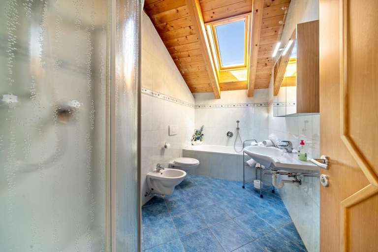 Bathroom 4, Ferienhof Turmwirt Pink Leidy, Bolzano