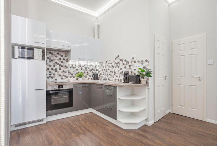 Private kitchen, Quiet Downtown Haven— 2Br | A/C | Free Parking, Budapesti