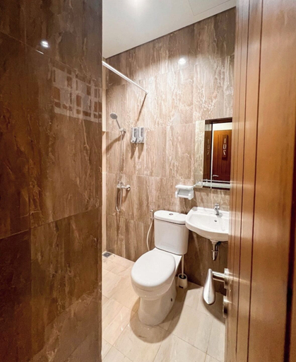 Bathroom 2, Colletion O near Living Plaza Cirebon fo, Cirebon