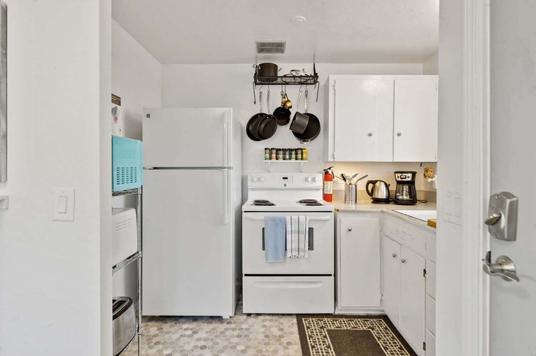 Private kitchen 2, Snug Spot 70 - Close To Downtown & Autzen 1 Bedroom Studio, Lane