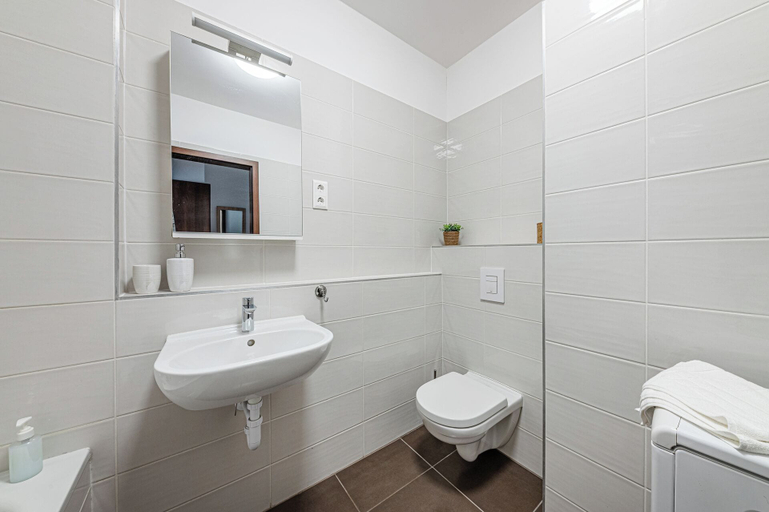 Bathroom 2, Universo Cordia Bb9 -With Balcony In Cozy Area, Budapesti