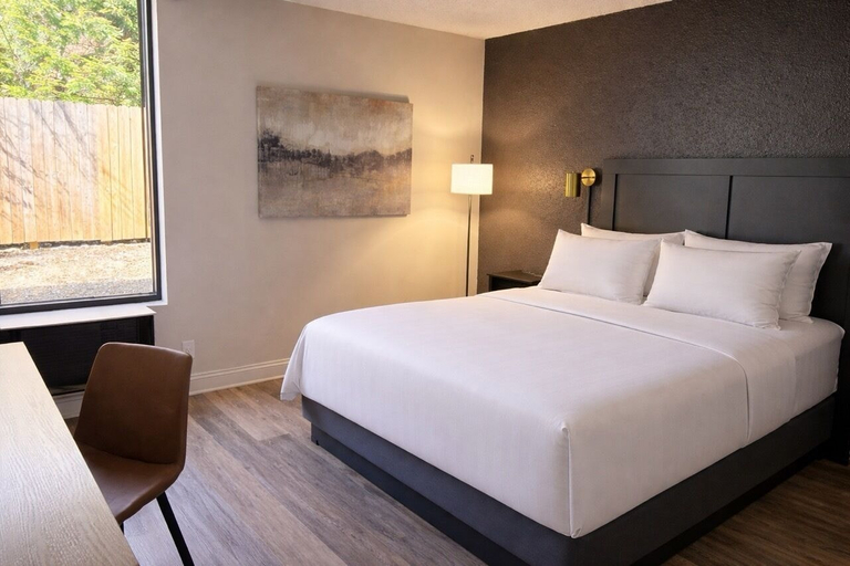 Room 3, Hotel Arlington, Arlington