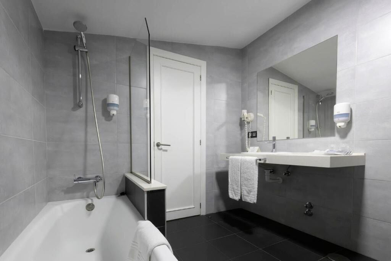Bathroom 3, Hotel La Palma de Llanes by gaiarooms, Asturias