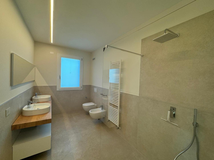 Bathroom 3, Albarella villa con piscina nuova, Rovigo