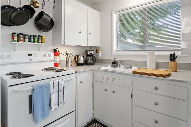 Private kitchen 5, Snug Spot 70 - Close To Downtown & Autzen 1 Bedroom Studio, Lane