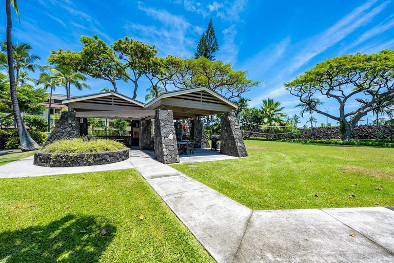 Property grounds 5, Checahale: Gorgeous Top Floor Corner With AC, Hawaii
