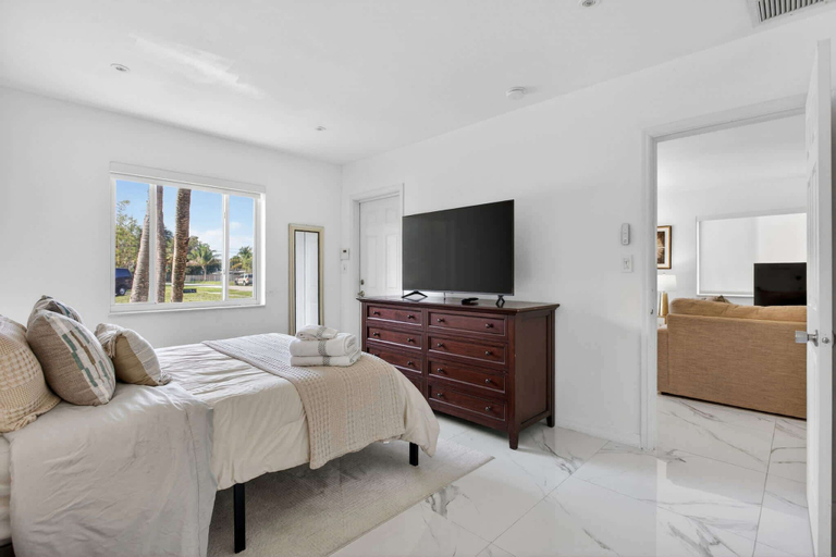 Room 2, Tropical Oasis w/ Private Pool, Broward