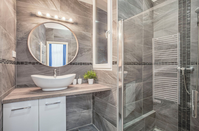 Bathroom 2, Quiet Downtown Haven— 2Br | A/C | Free Parking, Budapesti