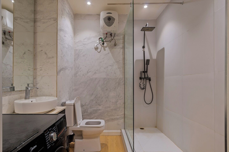 Bathroom 4, Foyin Luxury Apartment And Hotels, Olorunda