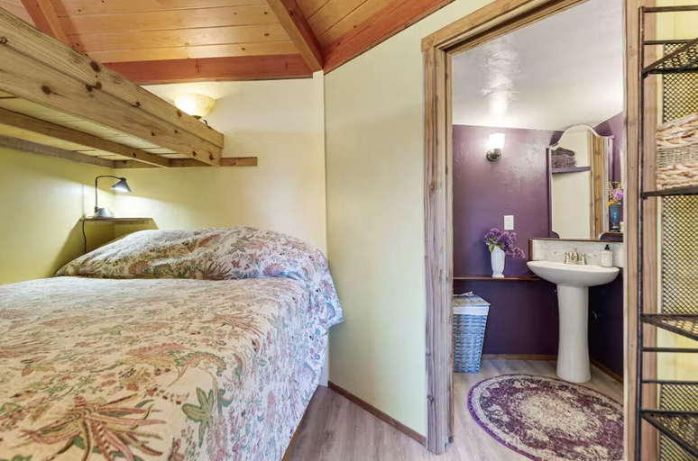 Room 3, Hillside Deck Cottages - Rustic Pnw Retreat 2 Bedroom Cottage, Lane