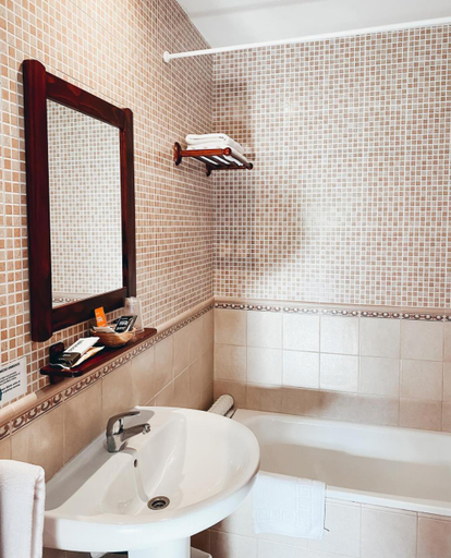 Bathroom 5, Hotel Valdevécar, Teruel
