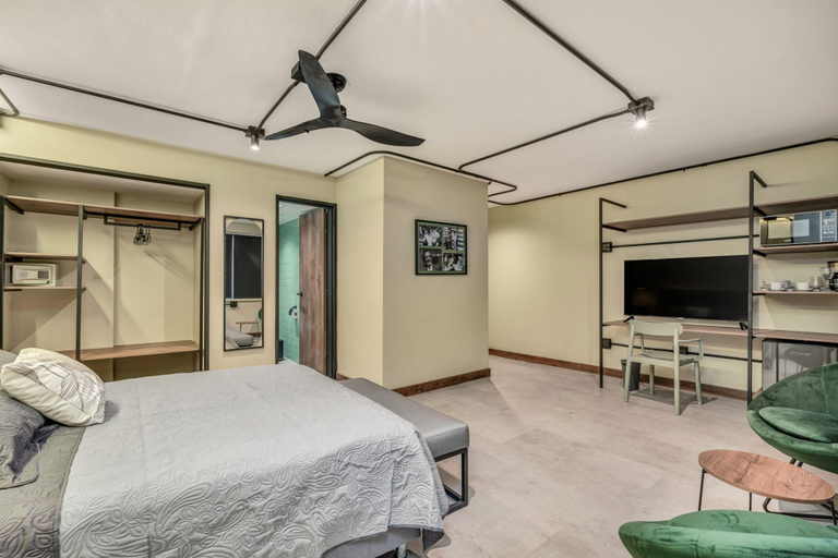 Room 5, Nutibara Express - 821, Medellín