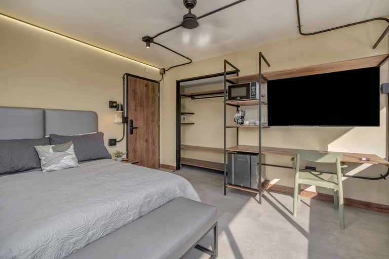 Room 5, Nutibara Express - 829, Medellín