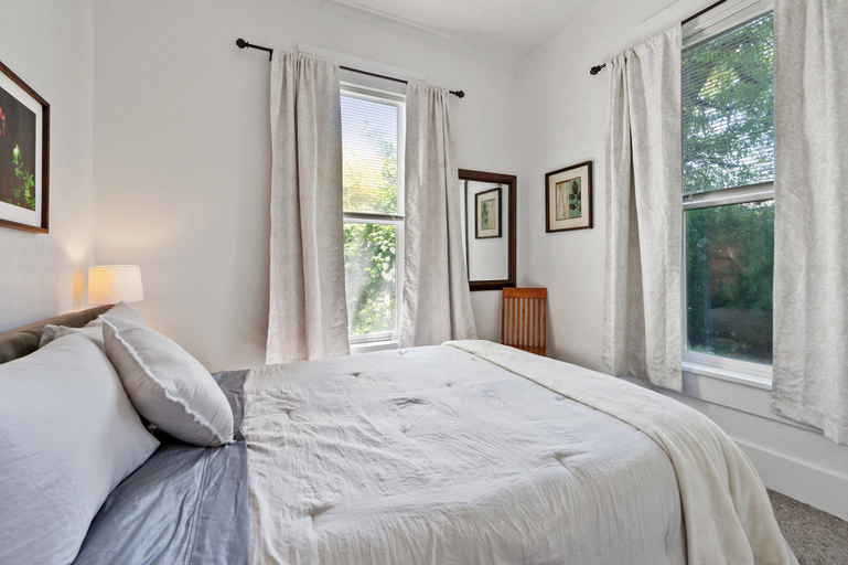 Room 5, White Lotus - Minutes To Downtown 2 Bedroom Home, Lane
