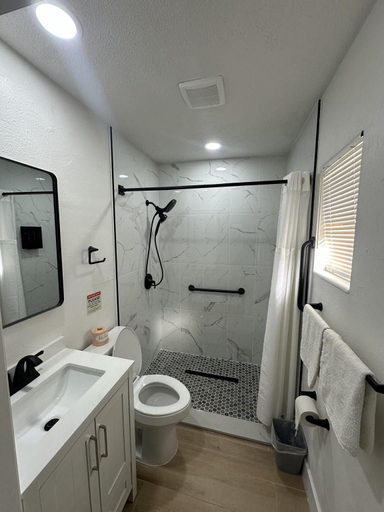 Bathroom 5, Sunshine Inn, Pasco