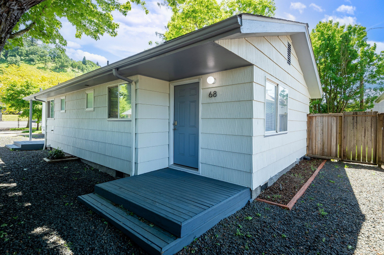 Exterior detail, Snug Spot 68 - Close To Downtown & Autzen 1 Bedroom Studio, Lane