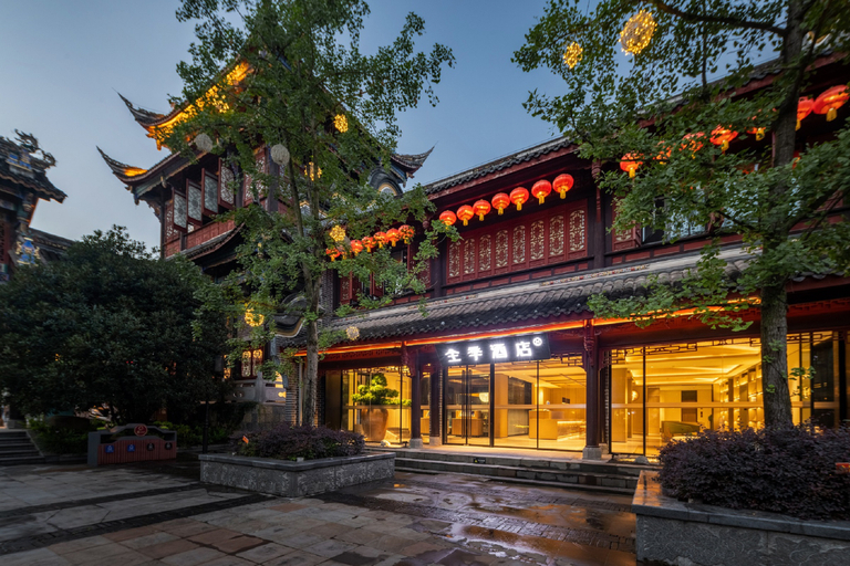 Exterior & Views
