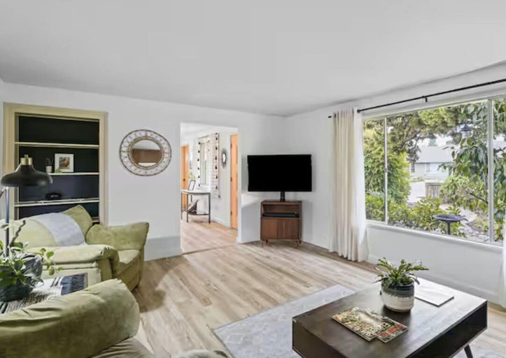 Living area, The Jasmine House - Cute & Centrally Located 2 Bedroom Home, Lane