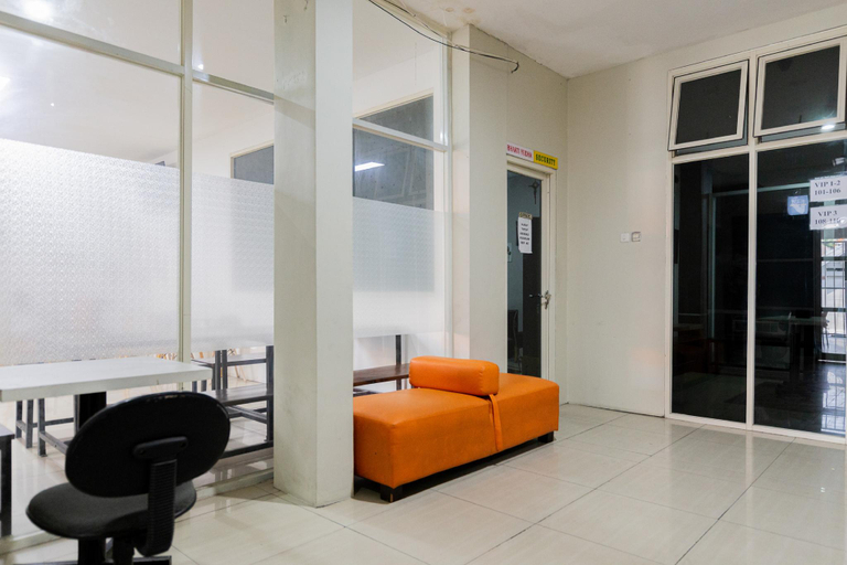 Public Area, RedDoorz @ Siwalankerto Surabaya, Surabaya