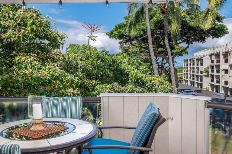 Outdoor dining 4, Kailua Bay Resort 4-206 Corner Oceanview Downtown Unit, Hawaii