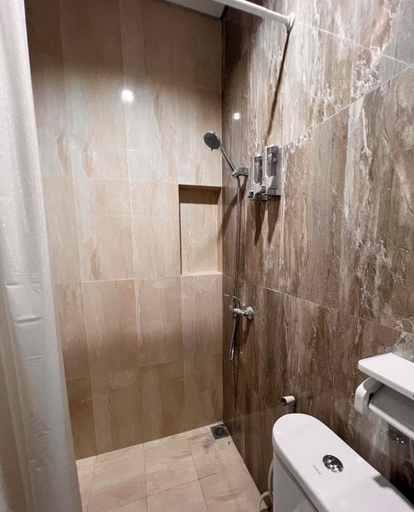 Bathroom 5, Colletion O near Living Plaza Cirebon fo, Cirebon