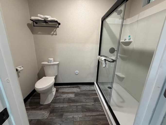 Bathroom 5, The Atlas Inn & Suites LAX, Los Angeles