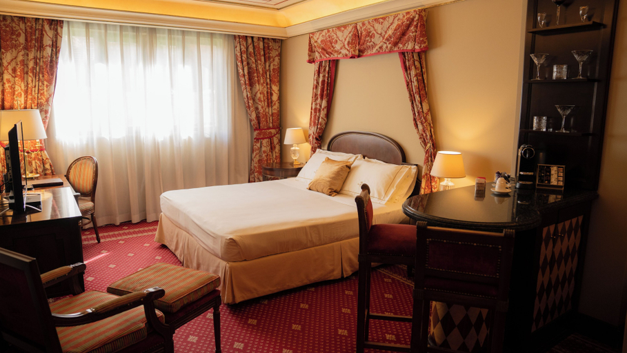Bedroom 2, River Chateau, Rome