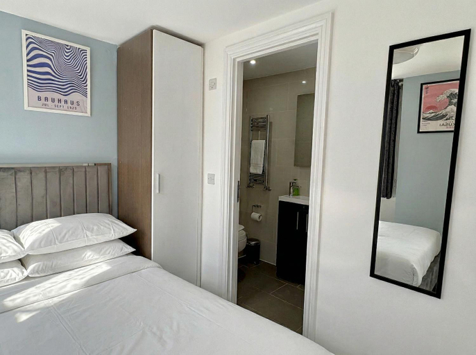Bedroom 3, News Hotel by PrimeCityHosts, London