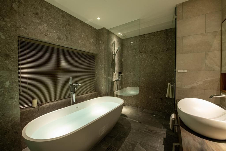 Bathroom 2, Zaion, Kutchan