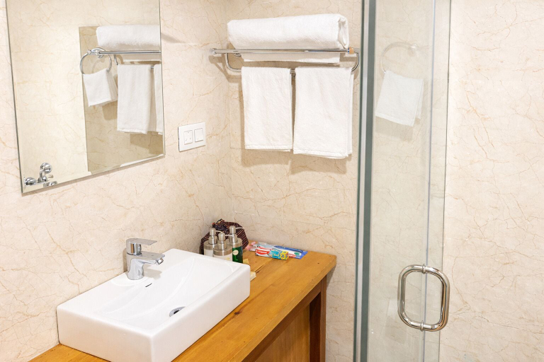 Bathroom 4, Om Amriti, Chang