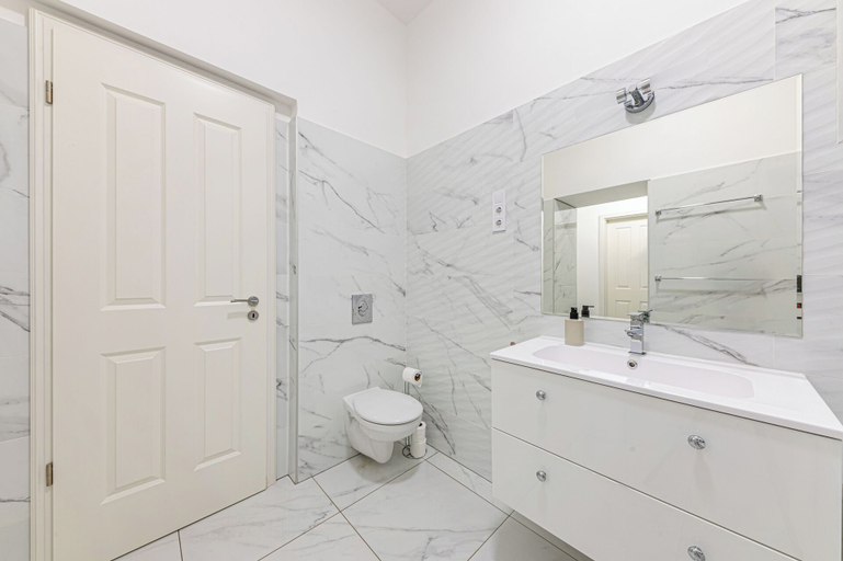 Bathroom 2, Marble Royal Suite&Studio, Budapesti
