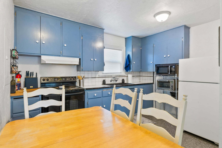 Private kitchen 4, Blue Bungalow - Close To Downtown & Autzen 2 Bedroom Home, Lane