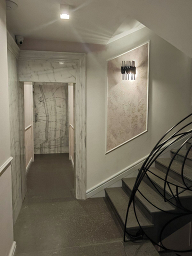 Staircase, Mon Ami Apart, Stolichna